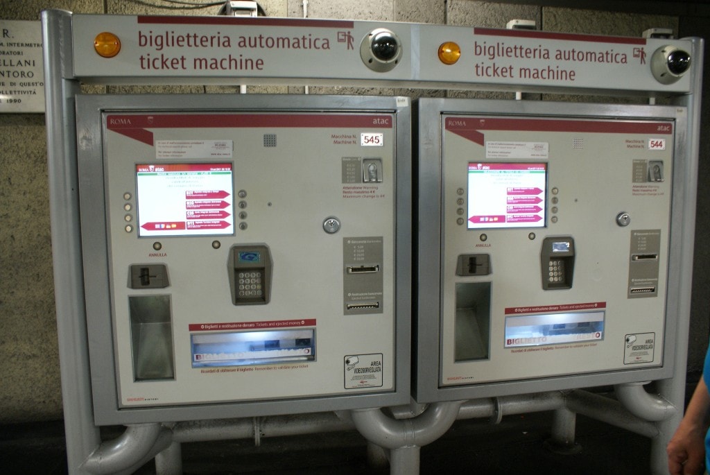 Автоматы по продаже билетов при входе в метро Рима
