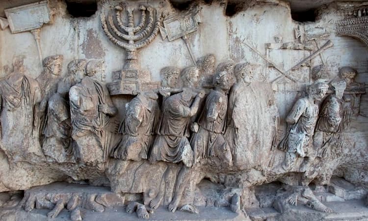 Барельеф на арке Тита в Риме